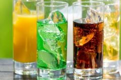 飲料當(dāng)水喝有什么壞處？飲料能代替水嗎？[圖]
