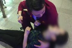 女子地鐵站忽然暈倒，站長(zhǎng)托舉暈倒女子半小時(shí)[多圖]