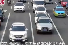 男子開車“吃雞”忘記開動(dòng)，十余輛車受阻[多圖]