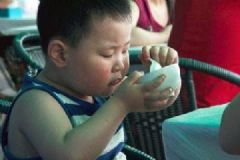 7歲男孩肚子腫脹如半個籃球，醫(yī)生開腹取出東西嚇懵家長！[多圖]
