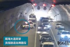 女子騎共享單車上高架！還把兒子放在車籃里！[多圖]