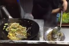 男子患小兒麻痹雙手殘疾，每天賣12小時(shí)炒面自力更生[多圖]