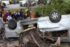 路遇車禍男子鉆進(jìn)車救人，發(fā)生車禍怎么自救？[多圖]