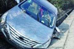 男子開(kāi)車睡著車栽進(jìn)溝，疲勞駕駛有何危害？[多圖]