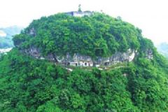 上山開荒意外發(fā)現(xiàn)世外桃源！這位老人成為現(xiàn)代版山頂洞人！[多圖]