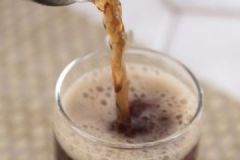 碳酸飲料當水喝了一年多，19歲美女一口牙齒“溶解”[多圖]