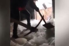 東北一家人出門忘關(guān)水！忘關(guān)水會是怎么樣的？[多圖]
