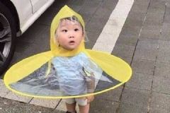 媽媽把孩子舉起來擋雨！這肯定是親生的！[多圖]