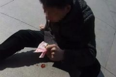男子突發(fā)心臟病吐血，撒錢引人救助，心臟病如何護理好？[多圖]