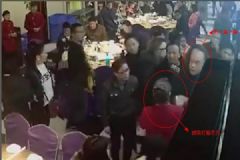 結(jié)了賬被誤會吃白食！遭諷刺后毆打服務員！[多圖]