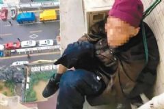 8旬老人坐19樓空調(diào)室外機(jī)旁欲輕生，如何關(guān)愛老人？[多圖]