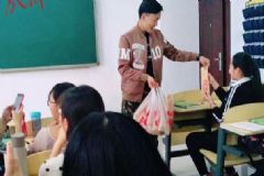 男班長(zhǎng)為全班女生買冰糖葫蘆，冰糖葫蘆有什么營(yíng)養(yǎng)價(jià)值？[多圖]