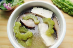 苦瓜湯的保健功效有什么？苦瓜湯的臨床應(yīng)用有什么？[圖]