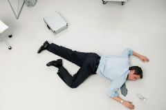 突然昏倒是該掐人中還是做心肺復(fù)蘇？忽然暈倒該怎么急救？[多圖]