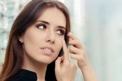 隱形眼鏡對(duì)眼睛的危害？隱形眼鏡戴10年，眼睛老成60歲[多圖]
