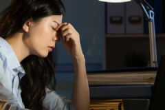 女性經(jīng)常熬夜的危害是什么？女性熬夜后吃這些調(diào)理好[多圖]