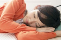 哪些睡覺習慣最傷女人身體？女人睡覺要注意什么？[多圖]