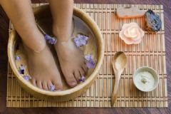冬季用什么泡腳對(duì)身體最好？冬季泡腳這些事項(xiàng)要注意！[多圖]