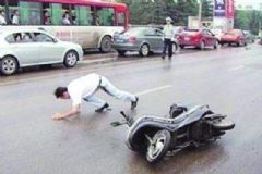 為什么下雨天容易摔跤？下雨天電動(dòng)車打滑怎么回事？[多圖]