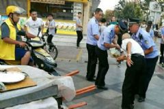 為讓九旬老人早回家，民警買光他的豌豆糕[多圖]