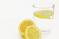 檸檬水的養(yǎng)生功效有哪些？喝檸檬水的注意事項有哪些？[圖]
