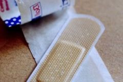 創(chuàng)可貼使用的誤區(qū)有哪些？使用創(chuàng)可貼的錯誤方法[圖]