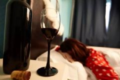睡前喝酒有助睡眠嗎？睡前喝酒對睡眠好嗎？[圖]