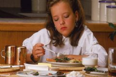 厭食癥有哪些原因？厭食癥該怎么辦？[圖]