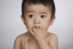 孩子咬手指是何原因？孩子咬手指有何危害？[圖]