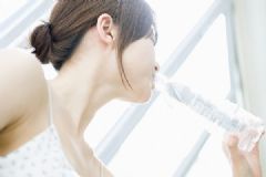 喝水都要小心，錯(cuò)誤喝水危害健康[圖]