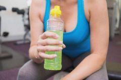 能量飲料有哪些成分？能量飲料有何副作用？[圖]