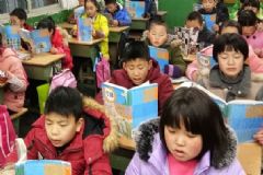 學(xué)生抱熱水瓶上課取暖，只因?qū)W校拆除燃煤鍋爐冷得受不了[多圖]