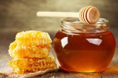 1歲的寶寶能喝蜂蜜嗎？1歲左右的寶寶可以喝蜂蜜嗎？[圖]