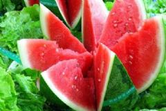 夏季吃西瓜可以消暑利尿嗎？夏季吃西瓜有哪些禁忌？[圖]