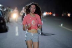 美女夜跑時(shí)隨手一拍左肩，竟然“中毒”了[多圖]