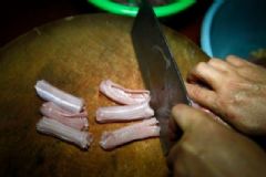 女生宿舍現(xiàn)1米6大蛇，被抓來煮著吃了，為什么有人喜歡吃蛇？[多圖]