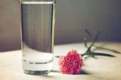空腹喝水有什么好處呢？空腹喝水對人體有哪些好處？[圖]