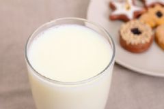 喝脫脂牛奶對(duì)身體有哪些好處？喝脫脂牛奶要注意什么？[圖]