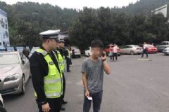 在服務(wù)區(qū)上了半個小時廁所，大巴乘客等不及吵著把車開走了[多圖]
