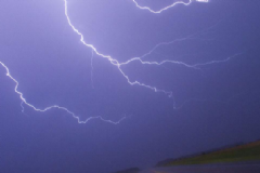 遇到雷電的時候該怎么自救？雷電急救的方法有哪些？[圖]