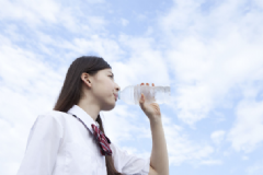 早上空腹喝水對身體有什么好處？如何利用喝水來排毒？[圖]