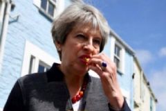 英國首相齜牙咧嘴吃薯條，吃薯條的危害有哪些？[多圖]