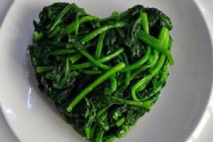 菠菜能用鐵鍋炒嗎？鐵鍋能炒菠菜嗎？[圖]