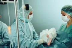兩醫(yī)生在剖腹產(chǎn)手術(shù)時吵架罵臟話，致嬰兒死亡，剖腹產(chǎn)危險嗎？[多圖]
