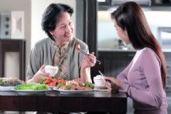 女人坐月子應(yīng)該大補(bǔ)嗎？坐月子期間飲食有什么講究？[圖]