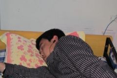 19歲大一男生早上醒來(lái)脖子動(dòng)不了，頸椎年齡比實(shí)際年齡老15歲[多圖]