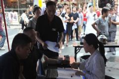 九寨溝地震后成都市民排隊獻(xiàn)血，獻(xiàn)血有什么要注意的？[多圖]