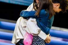 新郎伴娘抱擠氣球，新娘吃醋氣憤不已要求悔婚[多圖]