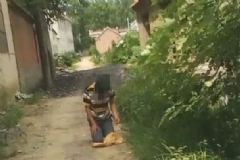 沒帶回錢被妻子罰跪村口，夫妻之間怎么相處最好？[多圖]