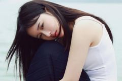 女生應(yīng)該主動(dòng)聯(lián)系男生嗎？女生在戀愛(ài)中主動(dòng)是否有利？[多圖]